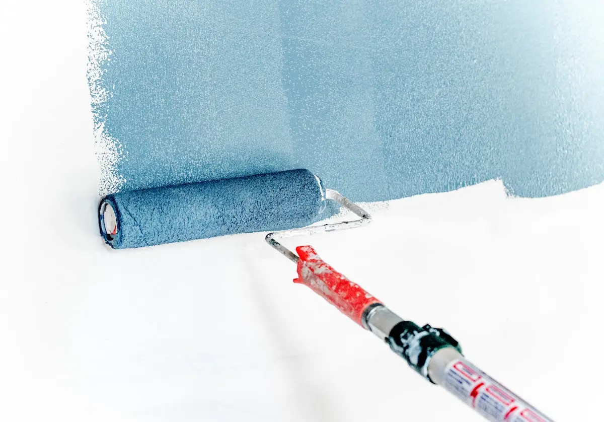 Decorator applying a high-quality interior finish